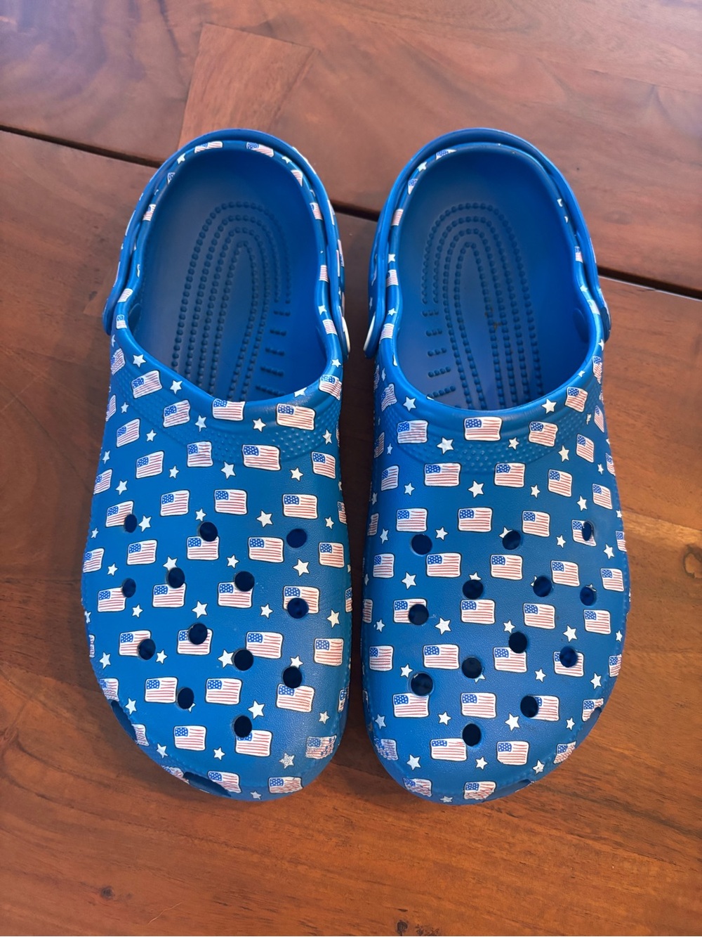 Crocs Collaboration with Vineyard Vines Blue American Flag-Print Crocs